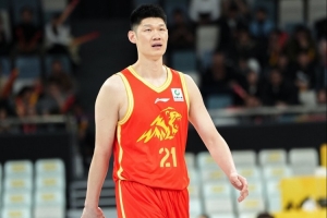 媒体人:胡金秋赛后膝盖缠着厚厚的冰袋 看起来问题不算大配图
