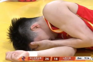 朱俊龙防守迪亚洛犯规但被后者附加动作击中倒地 裁判没吹罚配图