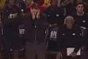 现场观众:东契奇质疑为啥换下八村塁 对教练连连摊手真忍不了!配图